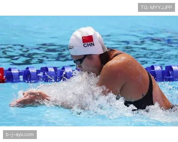 叶诗文泳池边瘫那一刻，比谁都像刚脱戏的主角啊