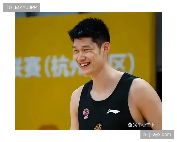 胡金秋一条晒照，把球场肌肉和家里水晶灯并置，像看到两个平行世界碰头